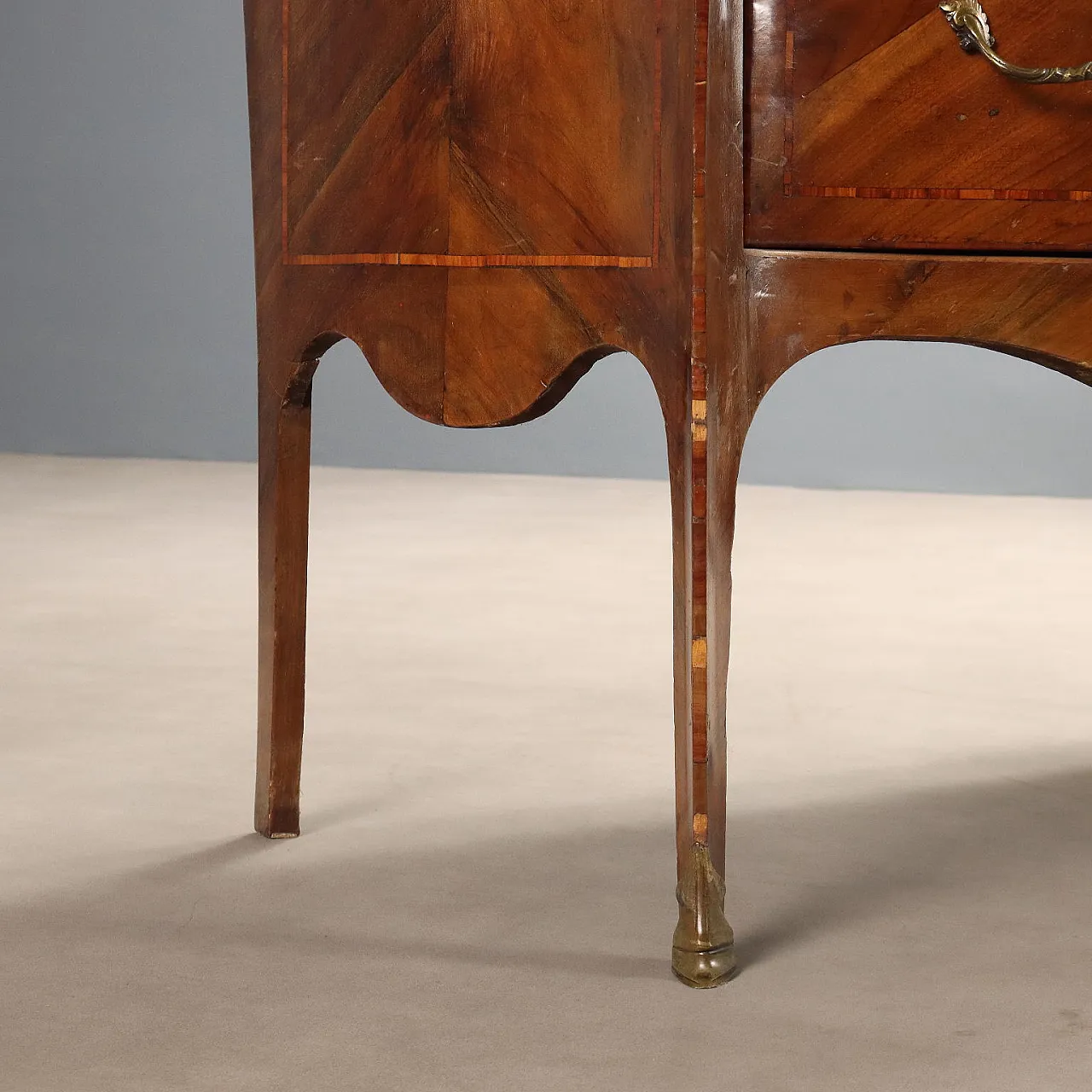 Pair of Baroque style chests of drawers in walnut, 20th century 8