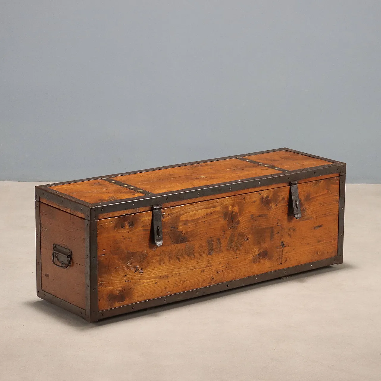 Baule in legno di abete massiccio e ferro, '900 1