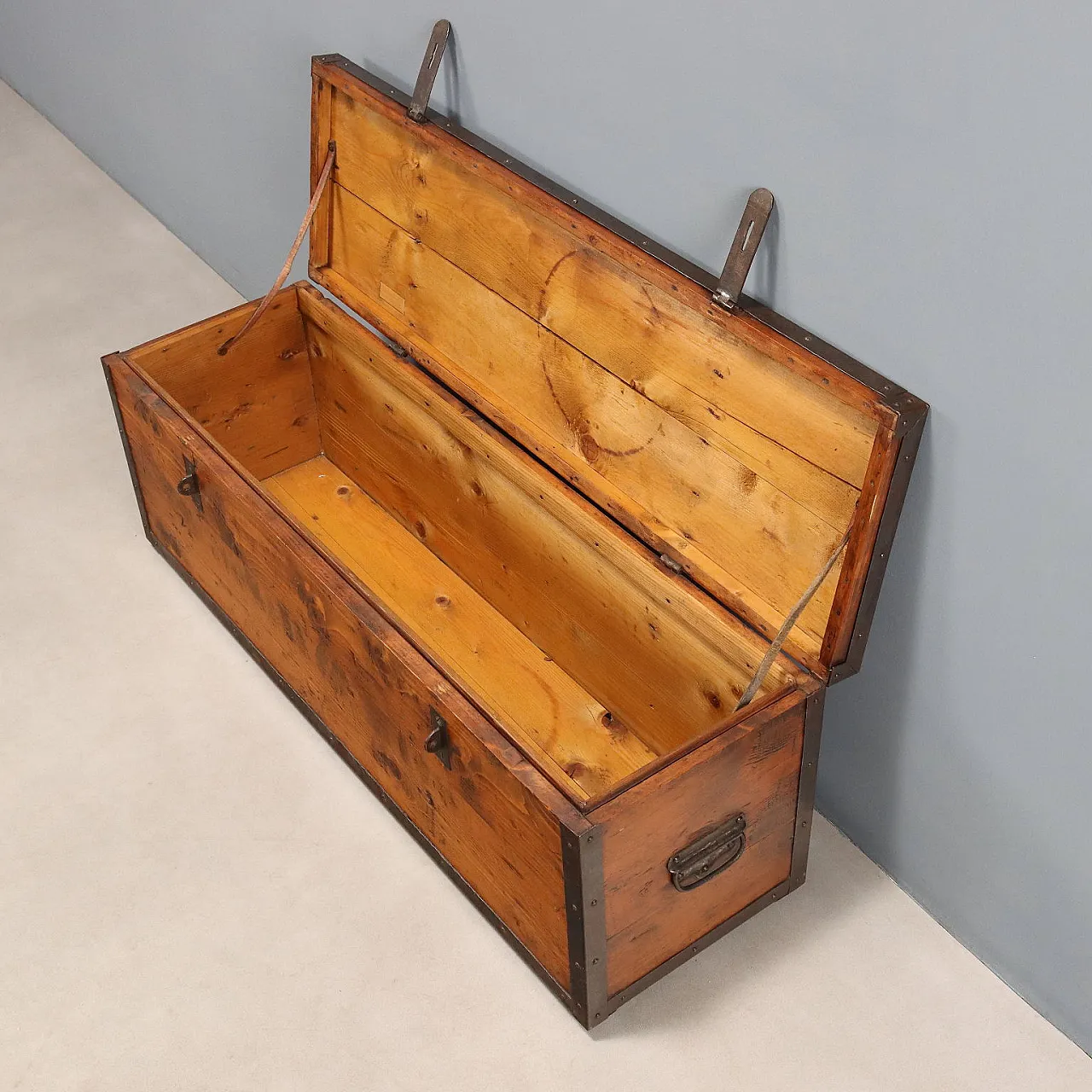 Baule in legno di abete massiccio e ferro, '900 4