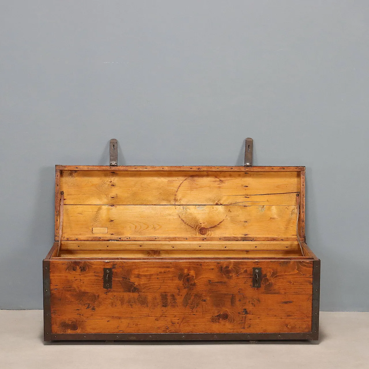 Baule in legno di abete massiccio e ferro, '900 5