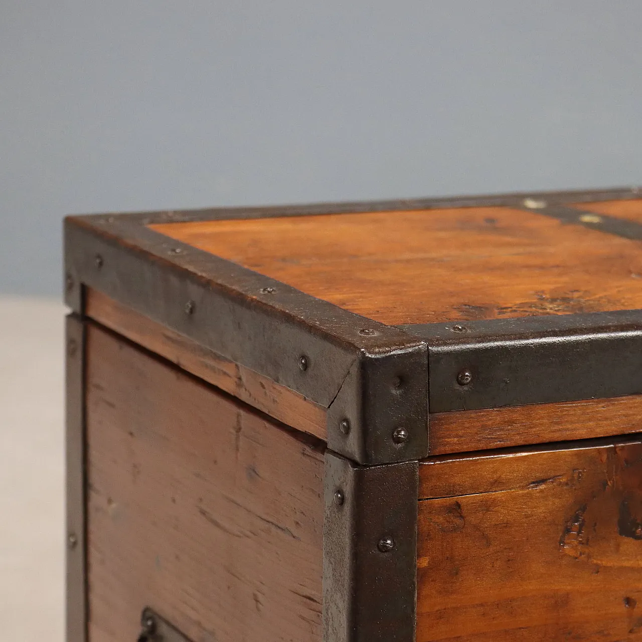Baule in legno di abete massiccio e ferro, '900 6