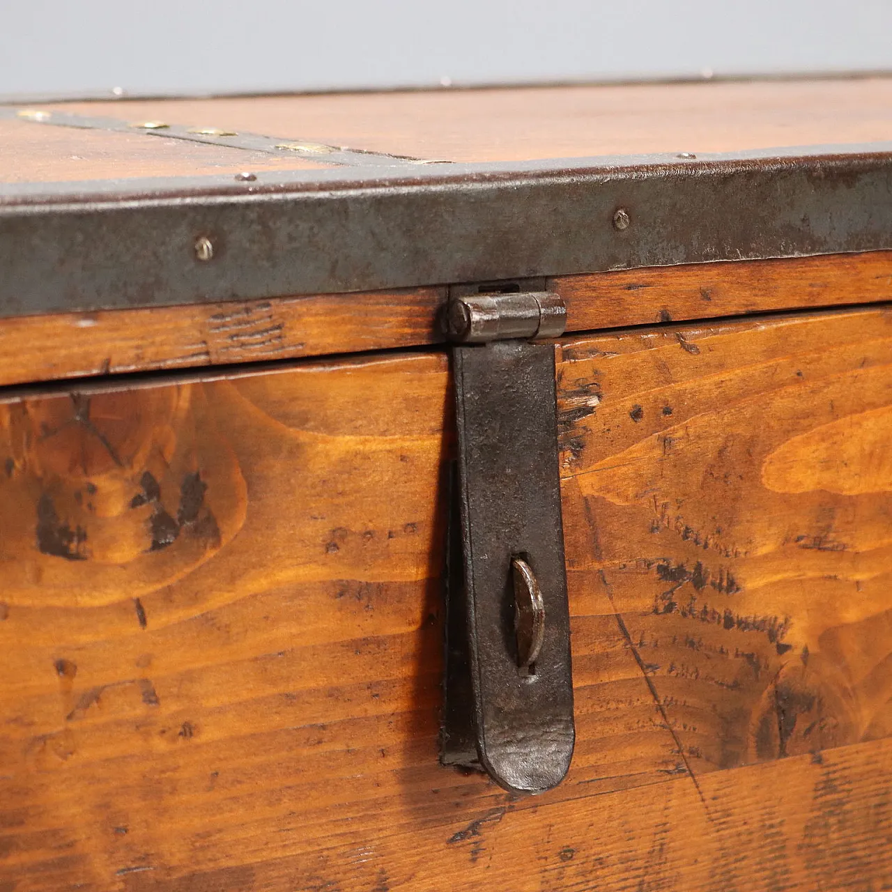 Baule in legno di abete massiccio e ferro, '900 7