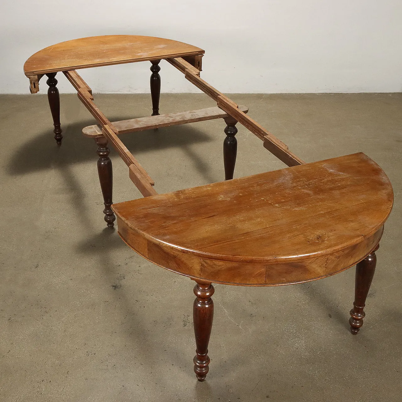 Tavolo allungabile in noce con piano rotondo e gambe tornite, '800 4