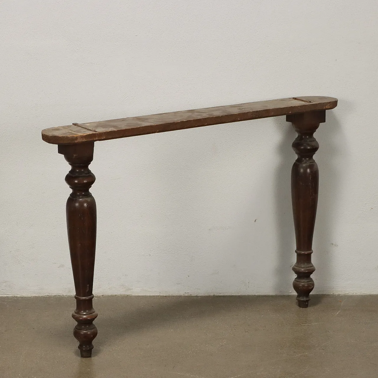 Tavolo allungabile in noce con piano rotondo e gambe tornite, '800 6