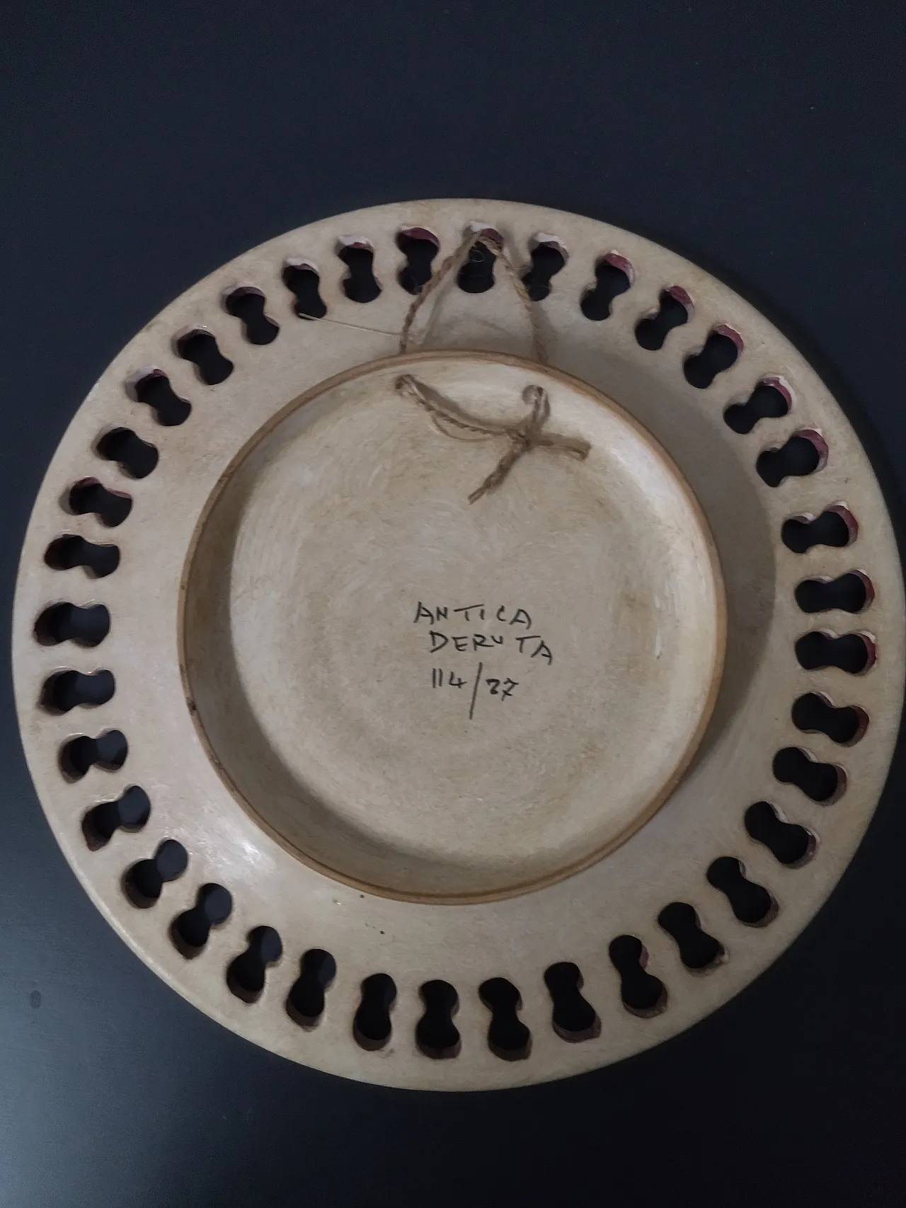 Pair of Deruta handcrafted ceramic plates, 70s 2