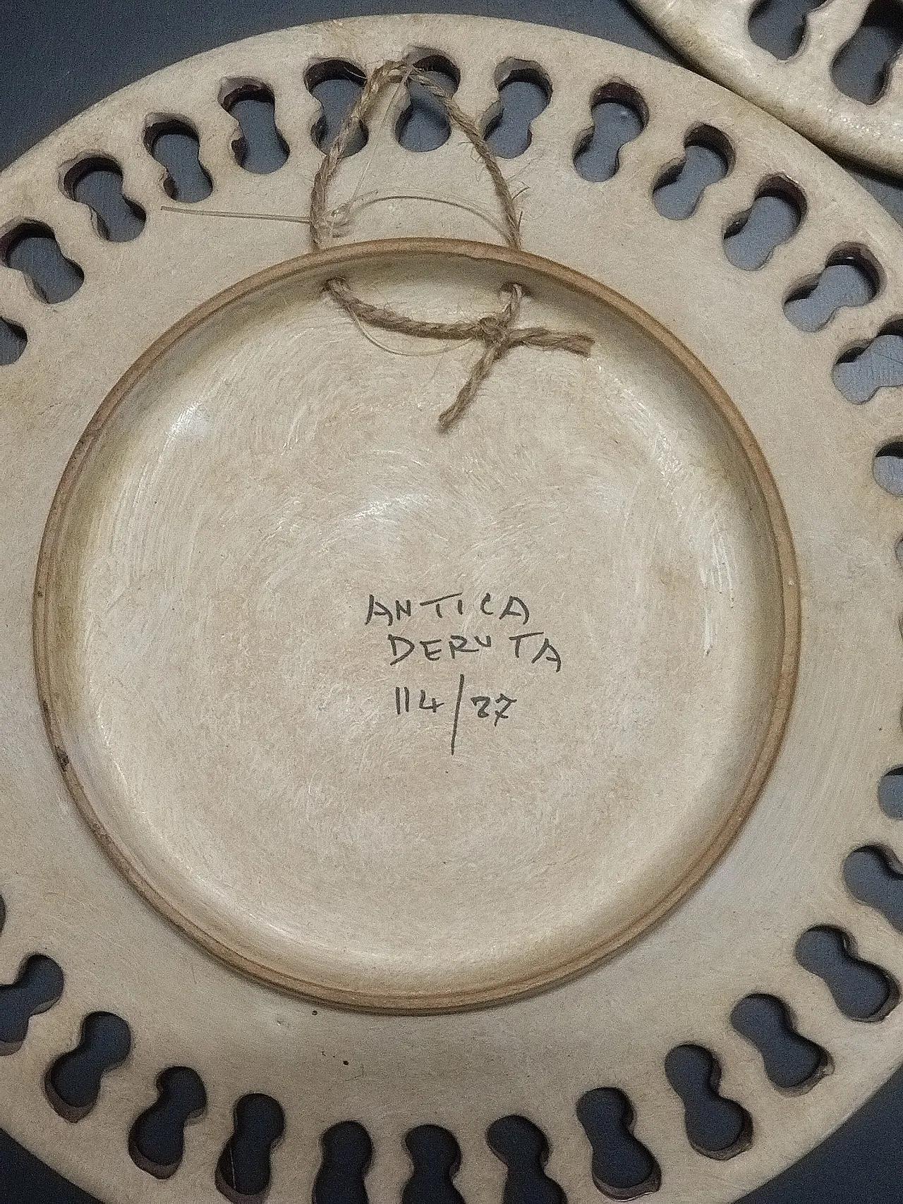 Pair of Deruta handcrafted ceramic plates, 70s 4