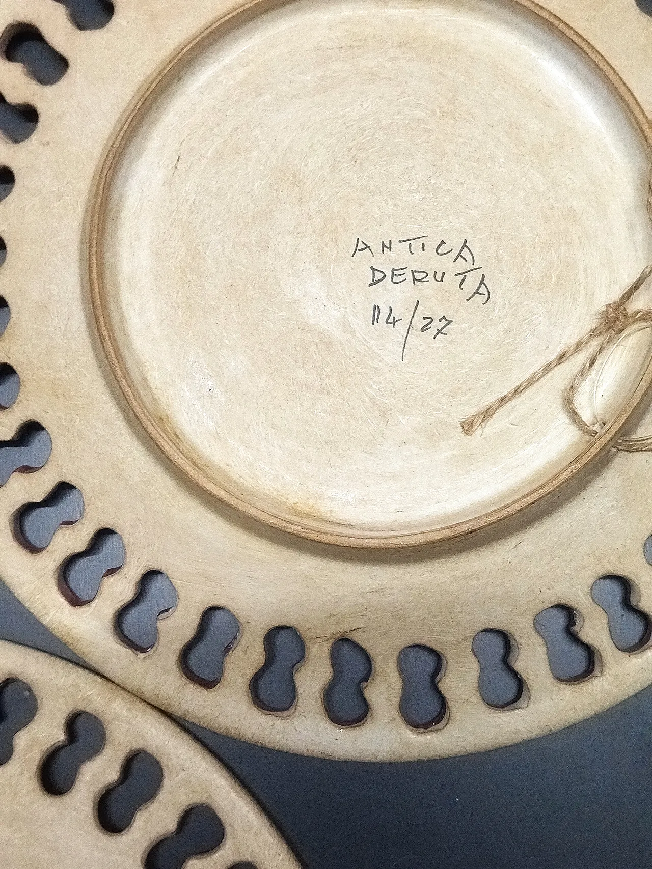 Pair of Deruta handcrafted ceramic plates, 70s 5