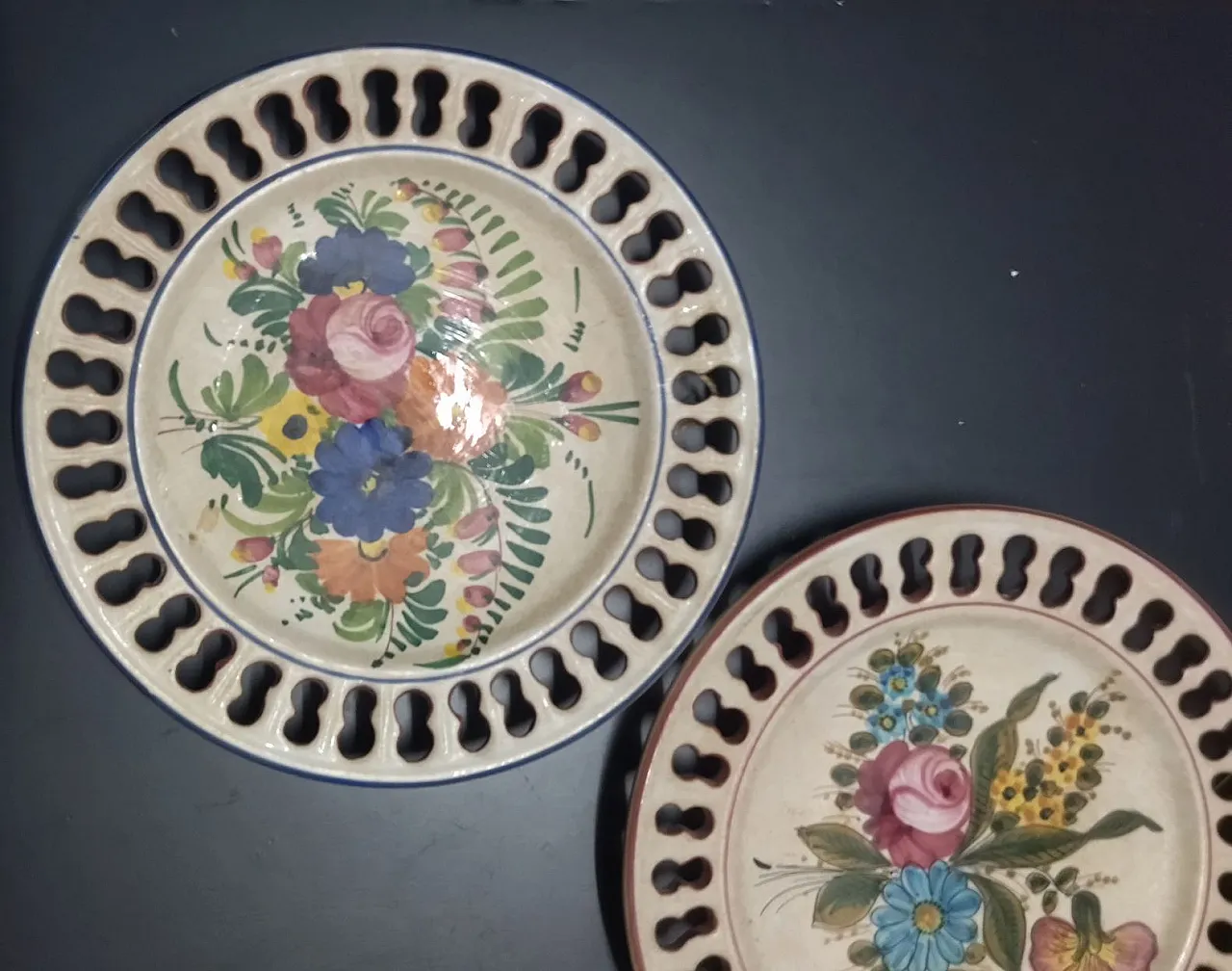 Pair of Deruta handcrafted ceramic plates, 70s 9