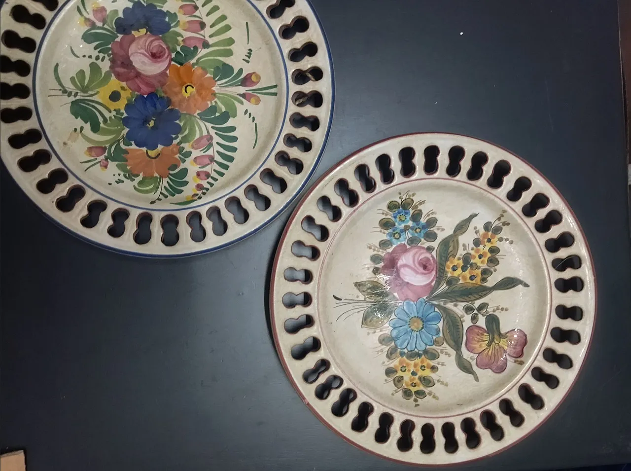 Pair of Deruta handcrafted ceramic plates, 70s 10
