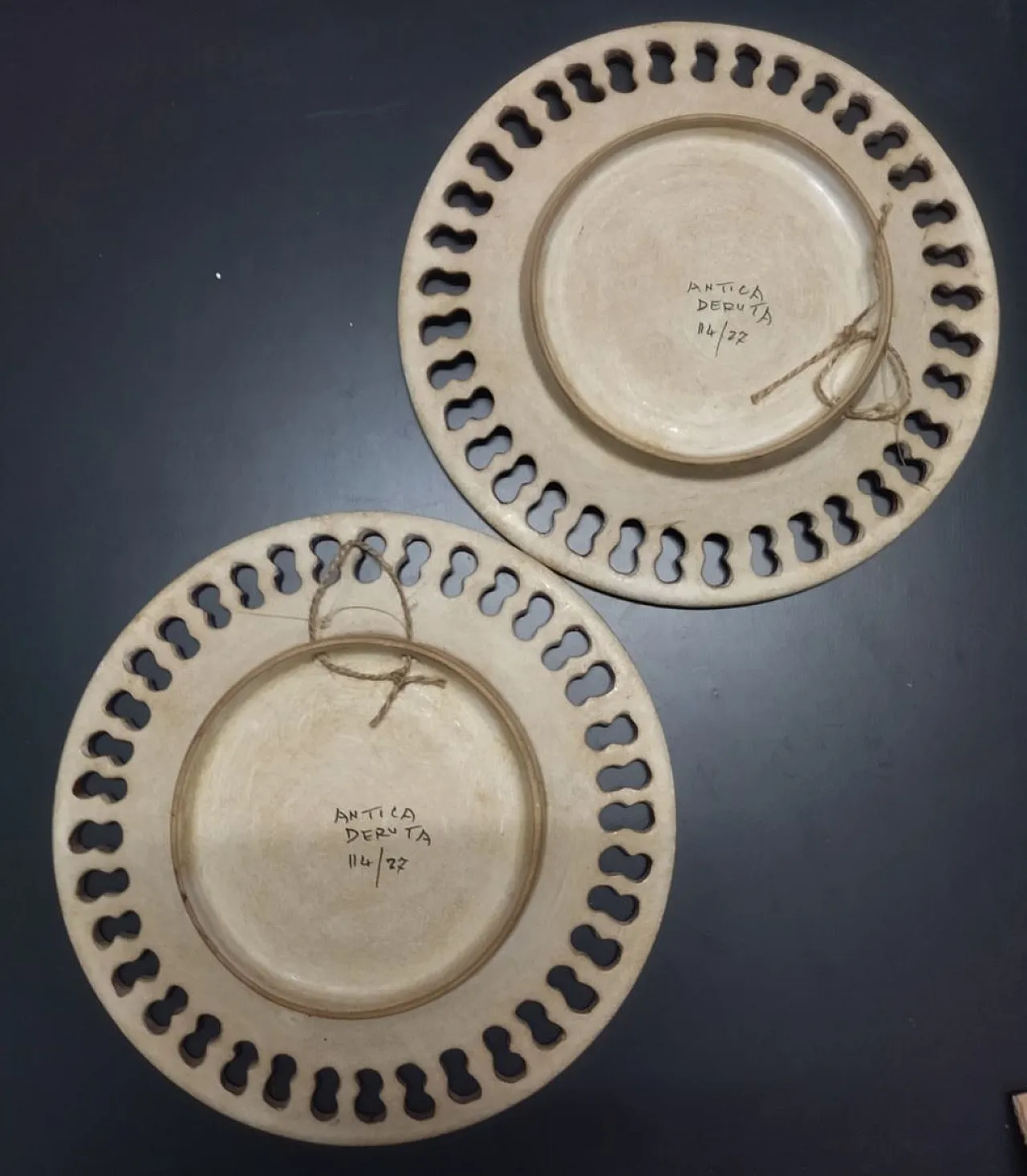 Pair of Deruta handcrafted ceramic plates, 70s 11