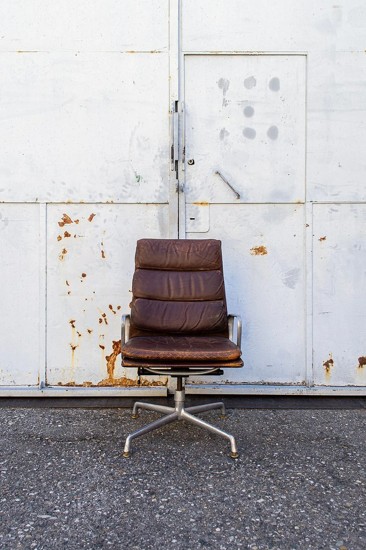 Soft Pad EA 219 chair by Charles & Ray Eames for Herman Miller, 1960s 2