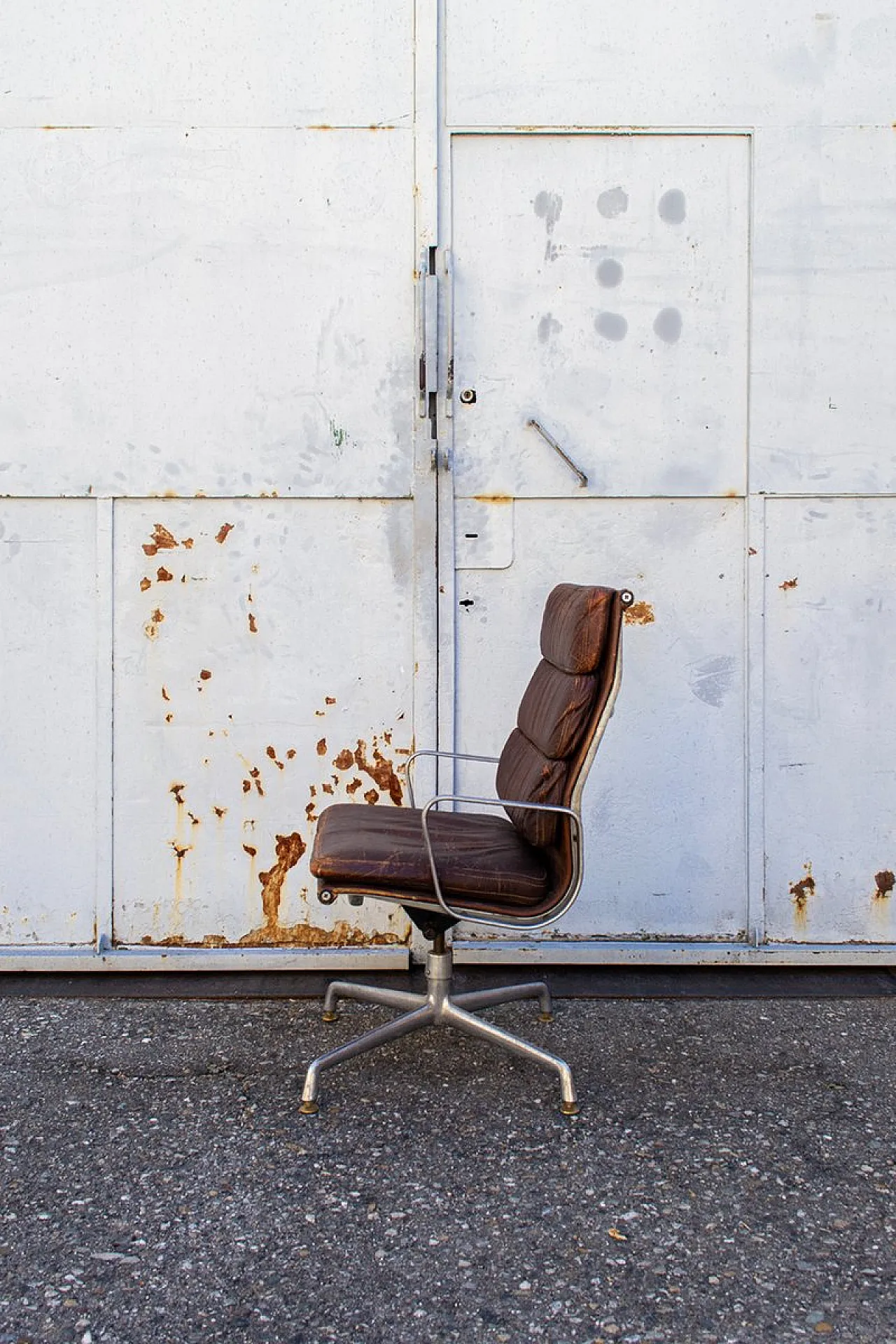 Soft Pad EA 219 chair by Charles & Ray Eames for Herman Miller, 1960s 3