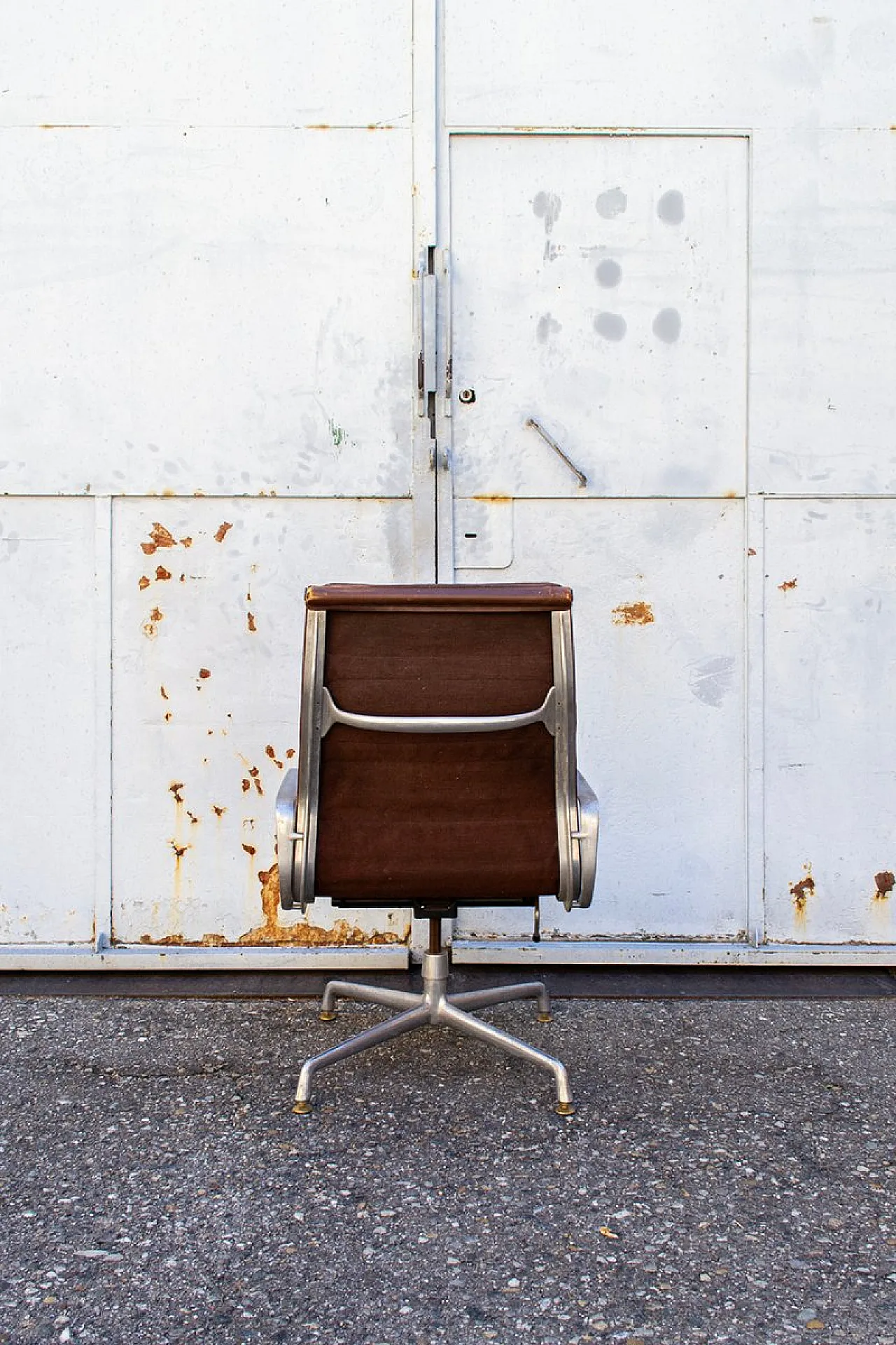 Soft Pad EA 219 chair by Charles & Ray Eames for Herman Miller, 1960s 4
