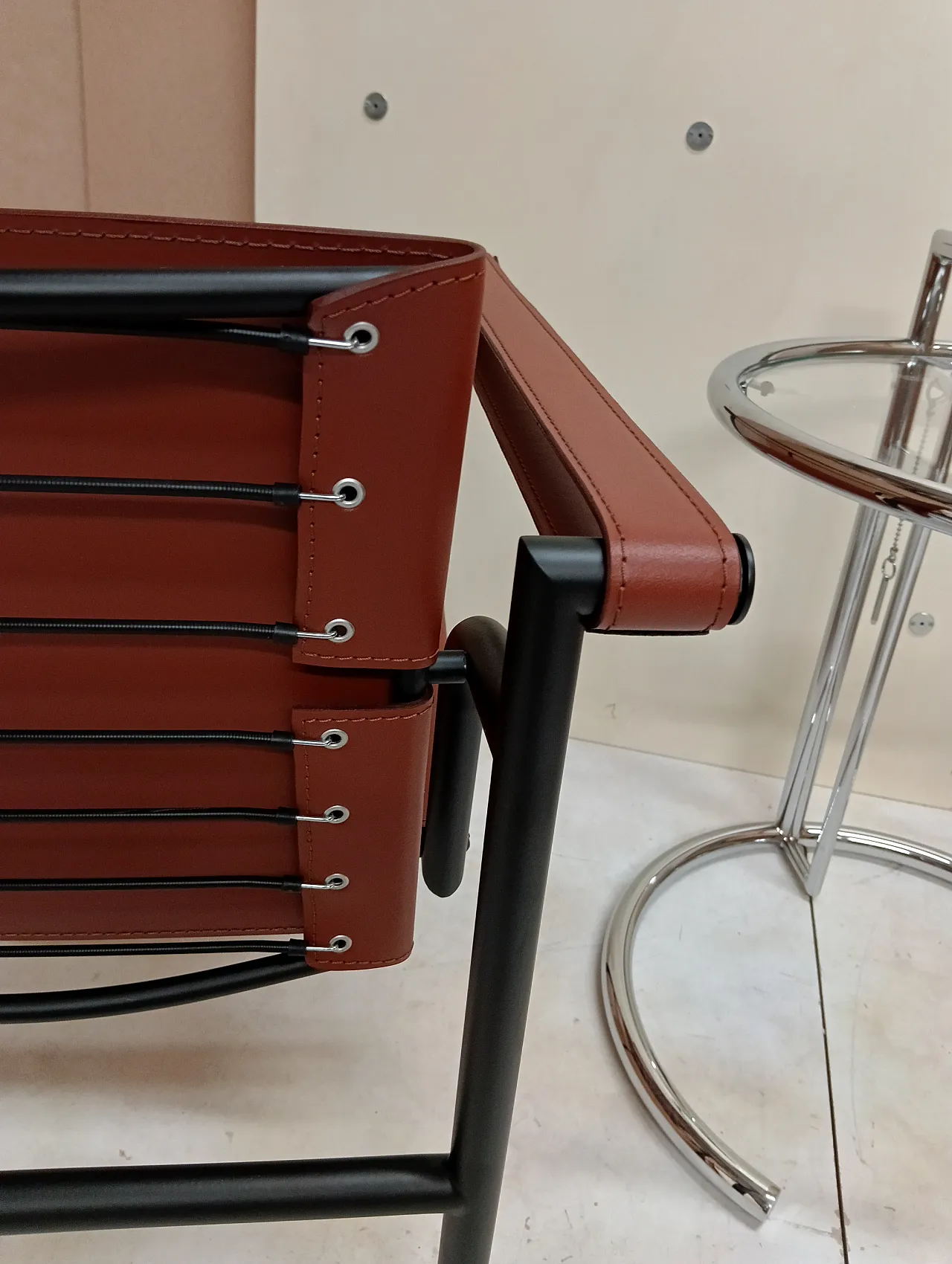 Pair of LC1 armchairs by Alivar in Cognac leather, 2000s 56