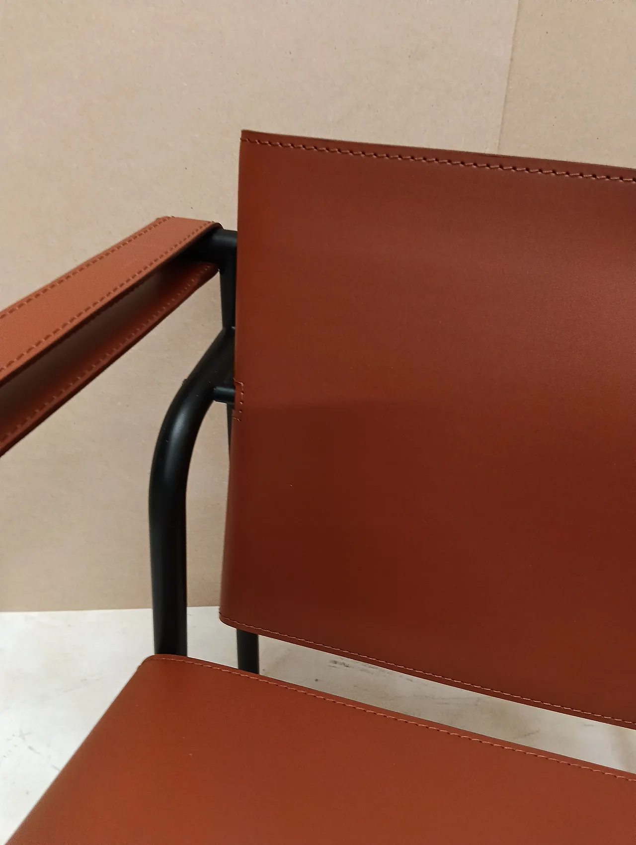 Pair of LC1 armchairs by Alivar in Cognac leather, 2000s 75