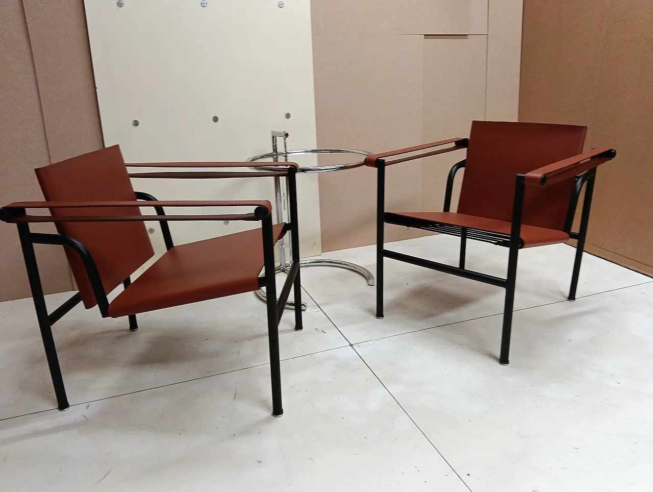 Pair of LC1 armchairs by Alivar in Cognac leather, 2000s 88
