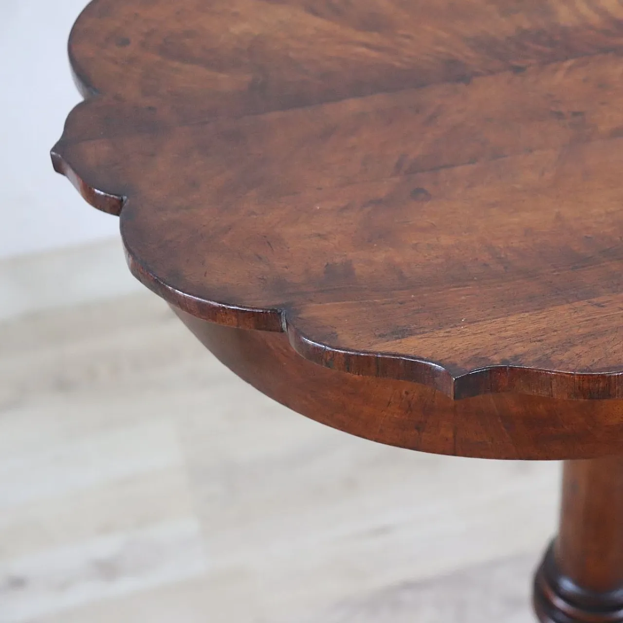 Walnut coffee table, 19th century 8