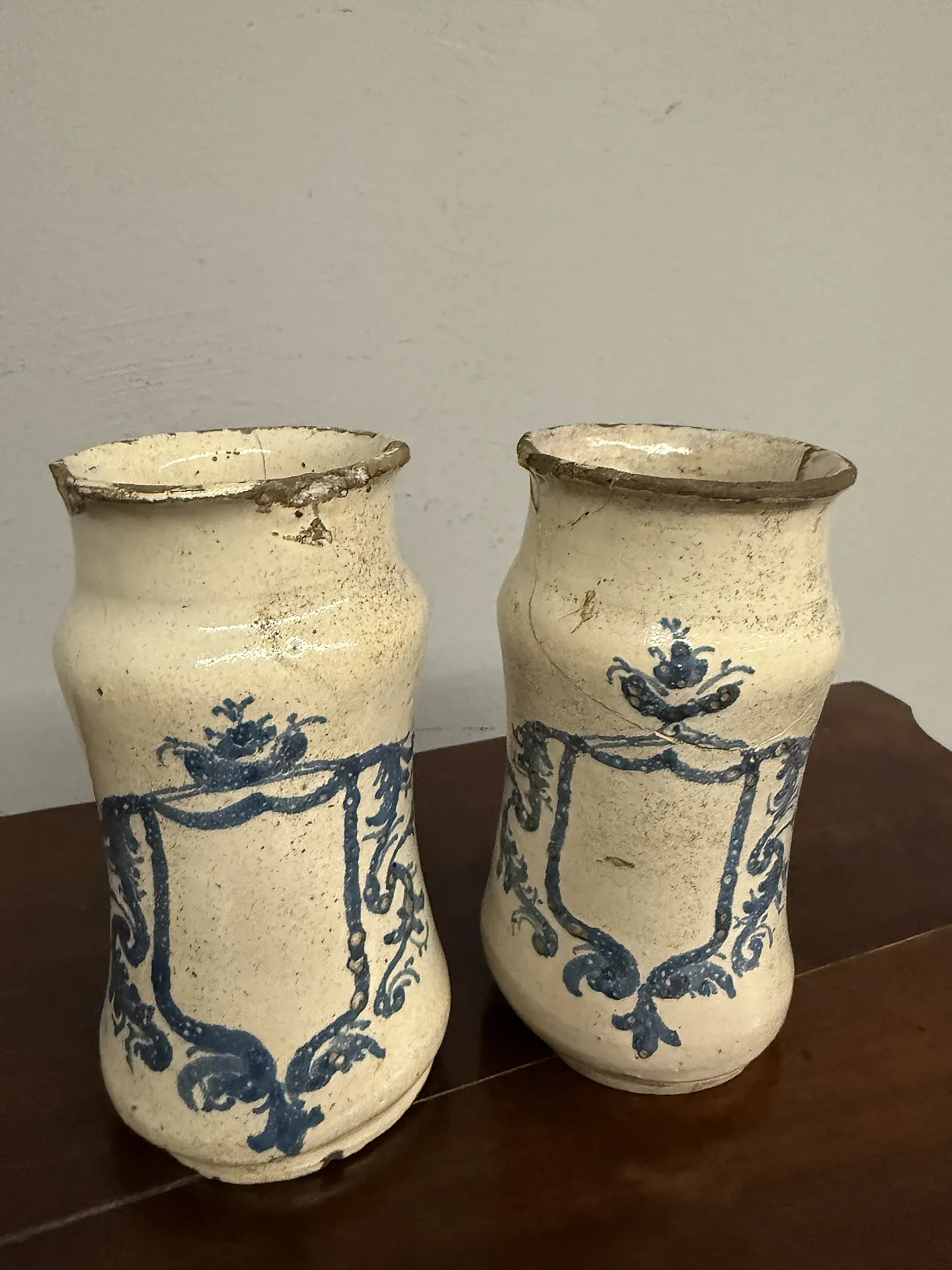 Pair of Albarelli noble coat of arms, 17th century 1