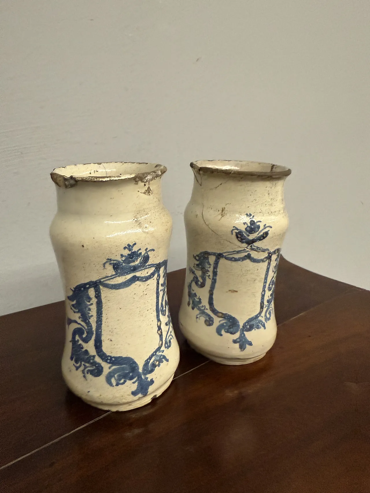 Pair of Albarelli noble coat of arms, 17th century 2