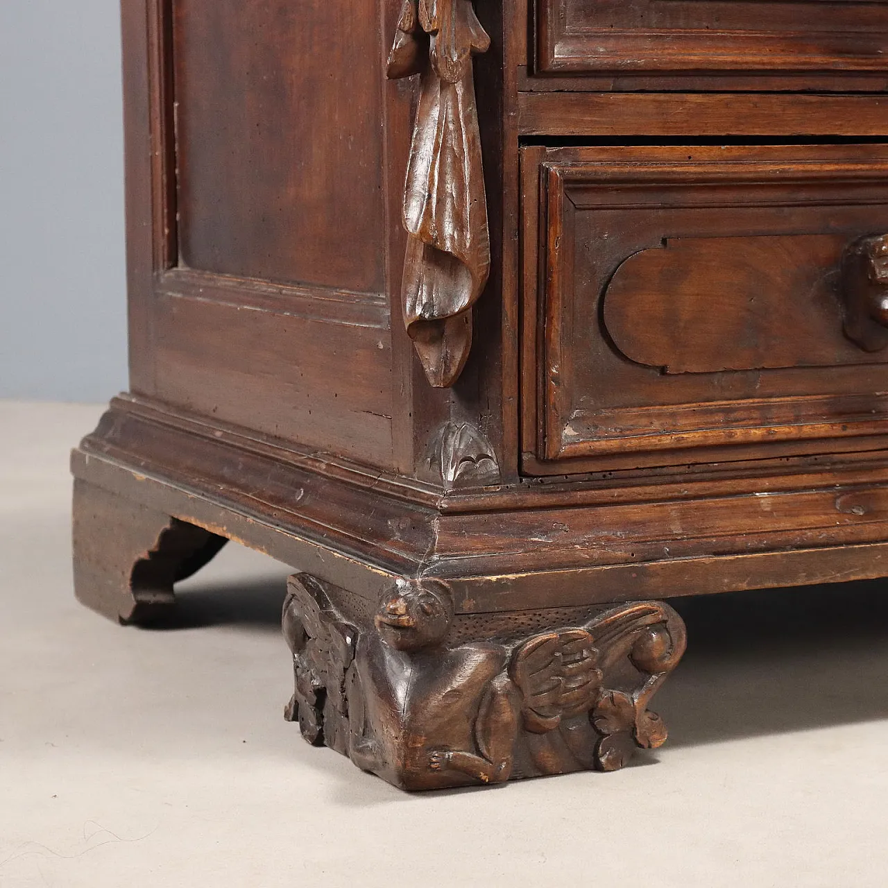 Baroque chest of drawers in walnut and poplar, 18th century 8
