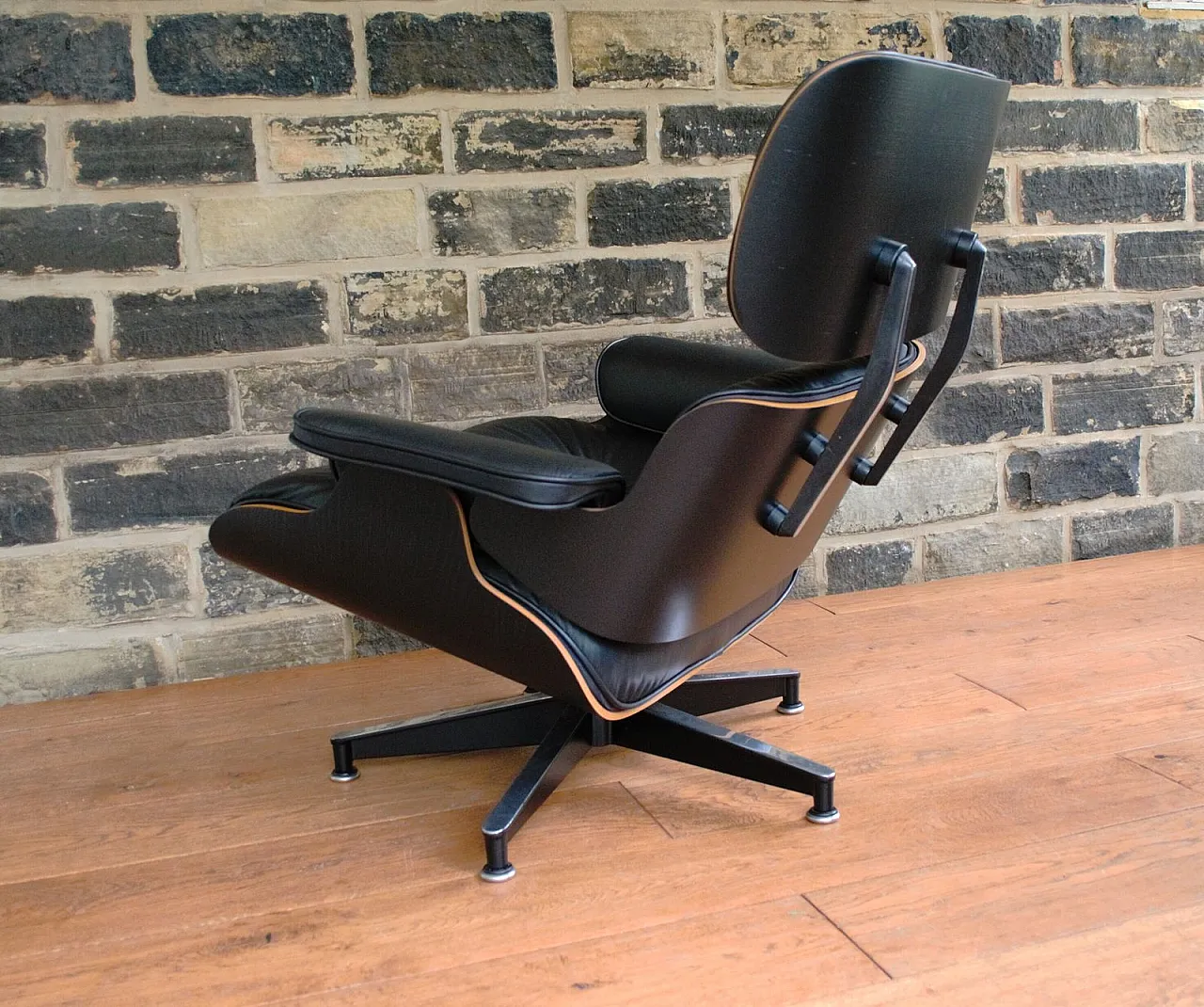 Lounge chair 670 di Eames per Herman Miller restaurata, anni 2000 11
