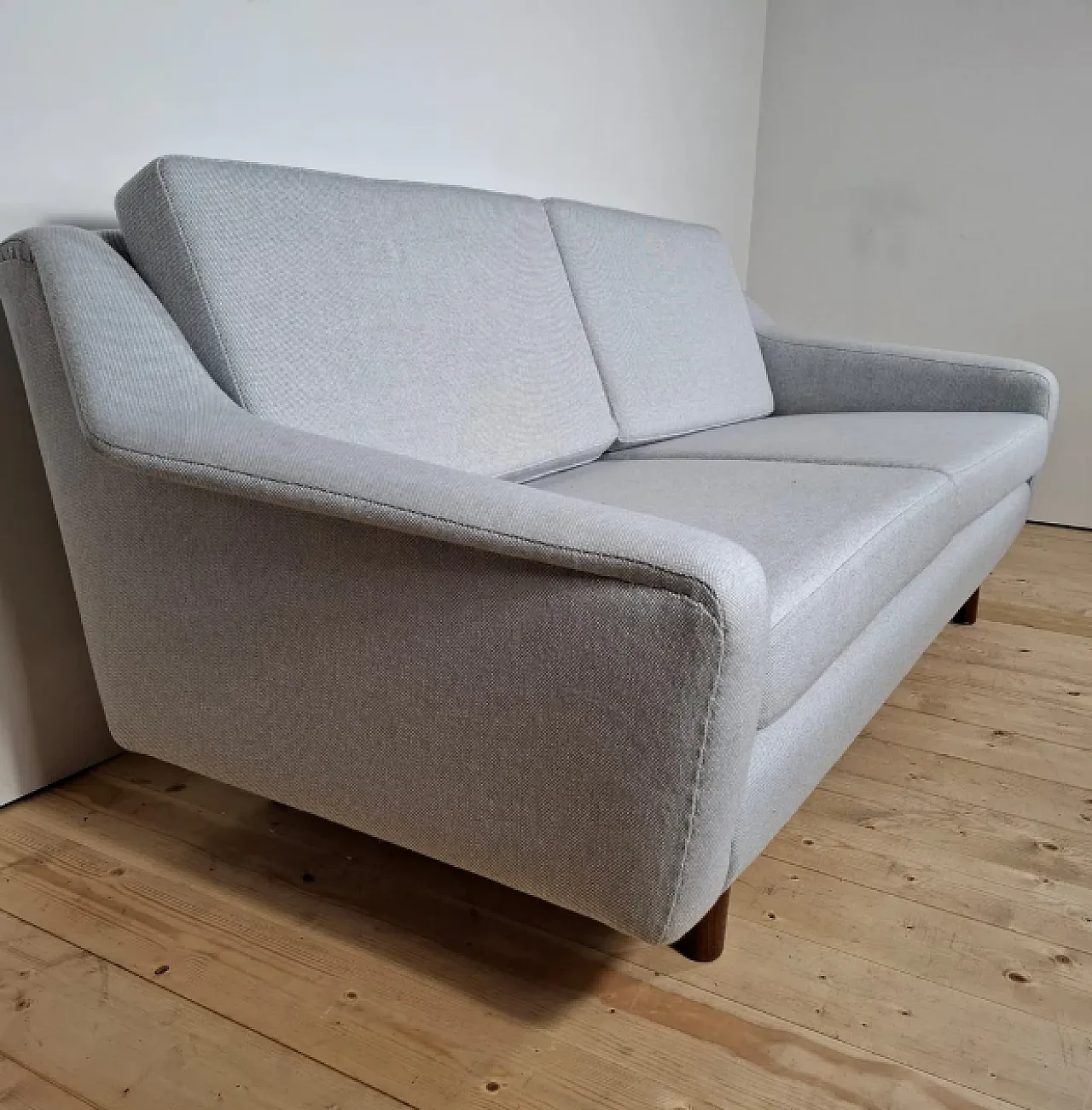 Divano a due posti rivestito in tessuto Kvadrat, metà '900 1