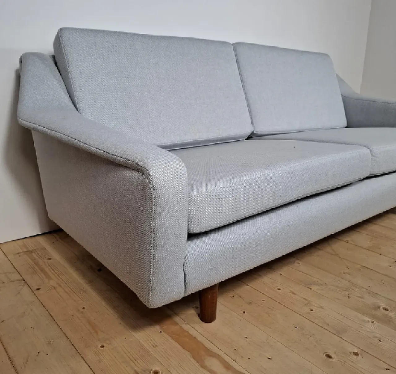 Divano a due posti rivestito in tessuto Kvadrat, metà '900 2