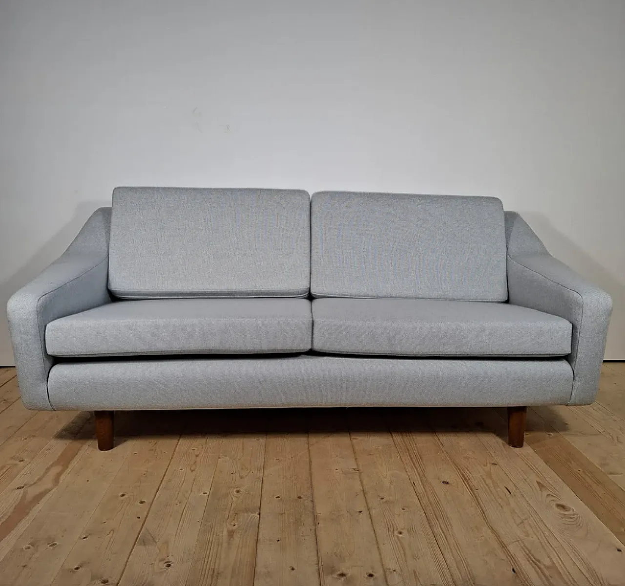 Divano a due posti rivestito in tessuto Kvadrat, metà '900 4