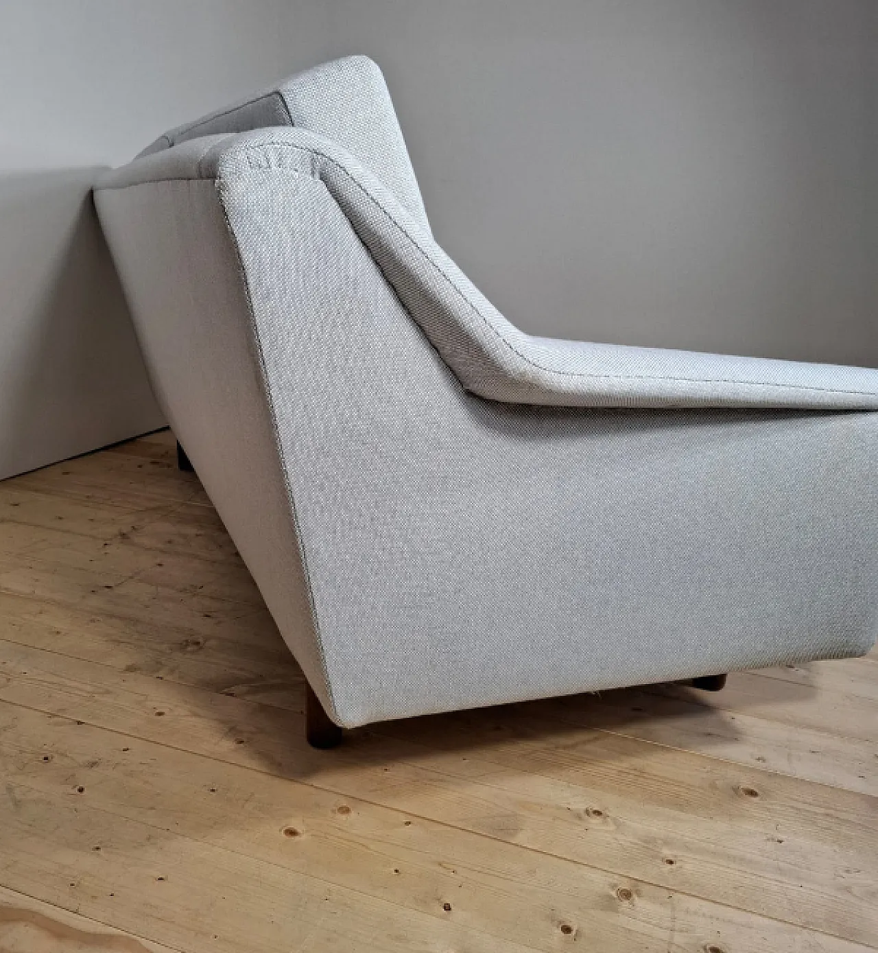 Divano a due posti rivestito in tessuto Kvadrat, metà '900 5