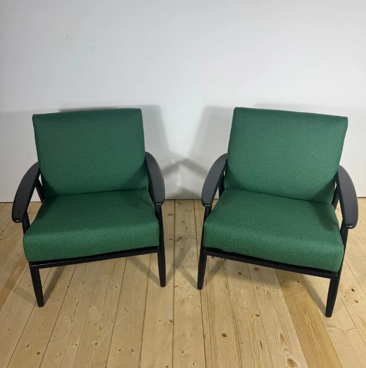 Coppia di poltrone in teak e tessuto, anni ’60 3