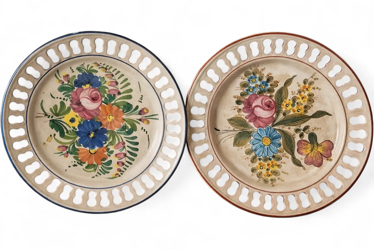 Pair of Deruta handcrafted ceramic plates, 70s 12