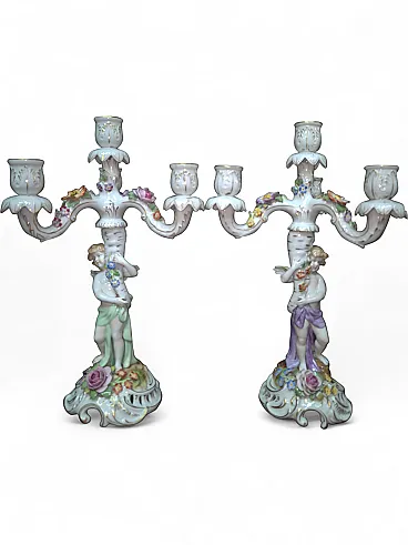 Coppia di candelabri in porcellana Capodimonte, metà secolo XX