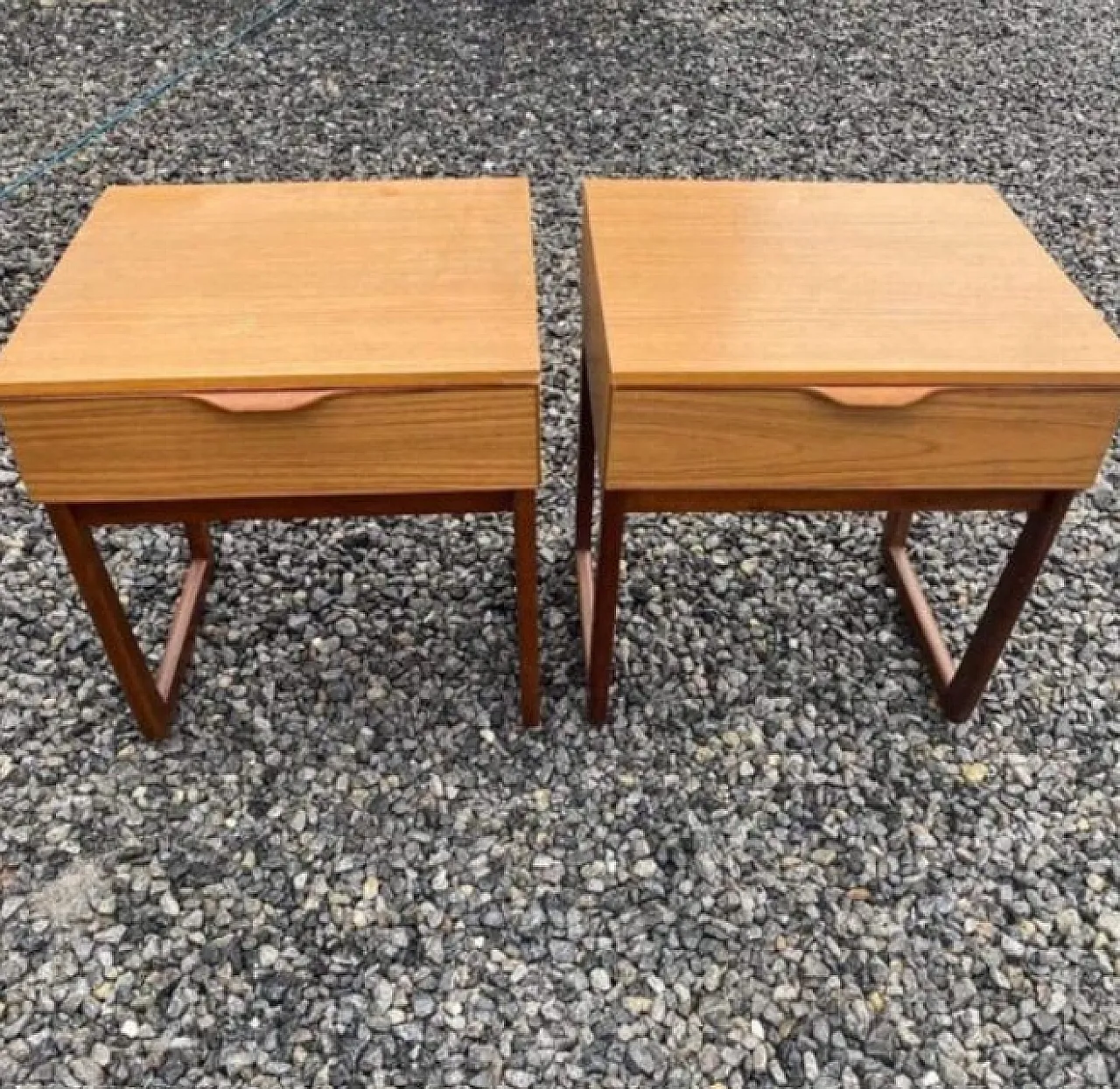 Coppia di comodini in legno, anni '60 1
