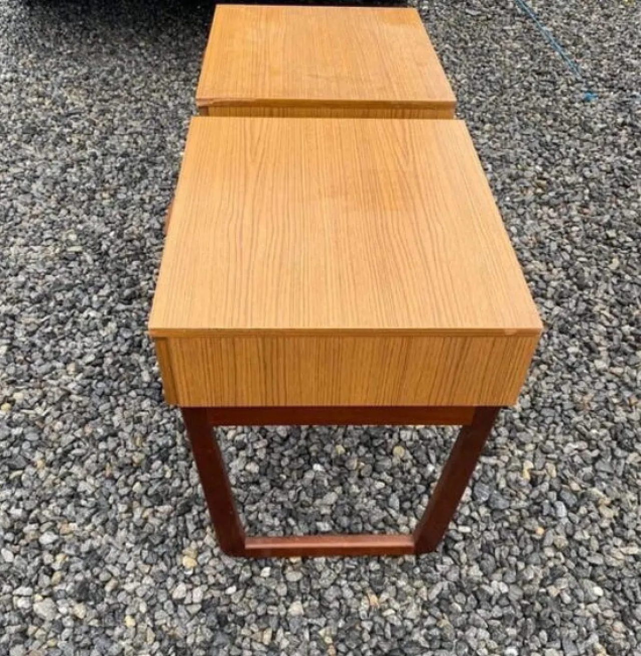Coppia di comodini in legno, anni '60 2