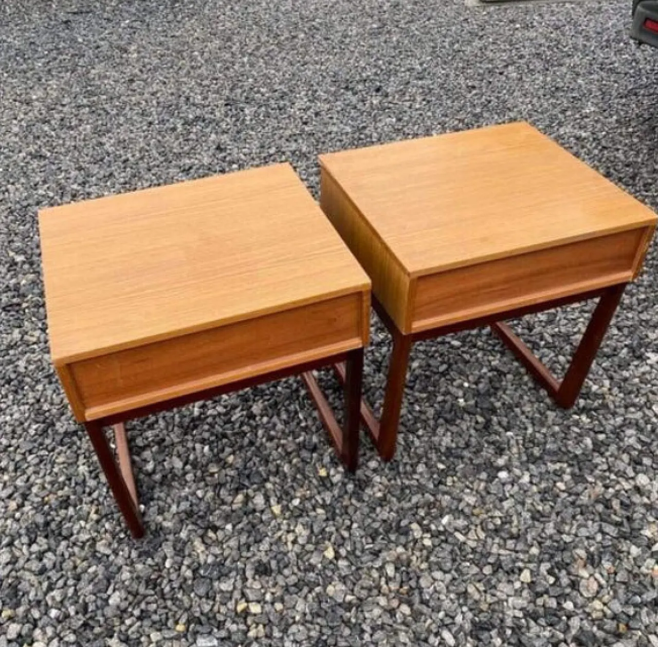 Coppia di comodini in legno, anni '60 3