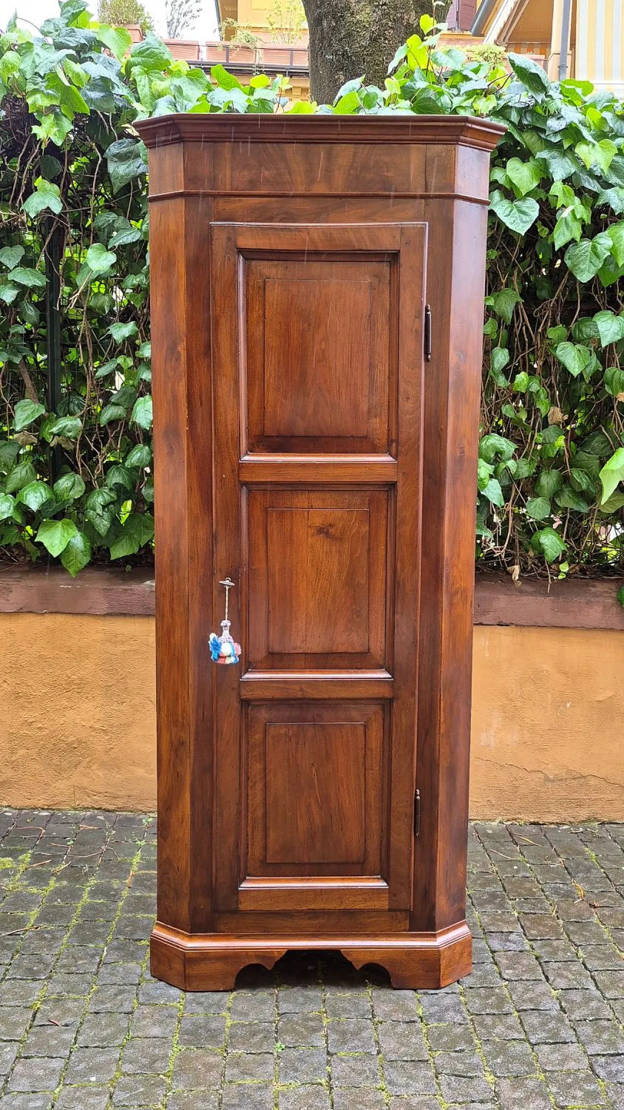 Cantonal walnut corner panel, late 19th century 1