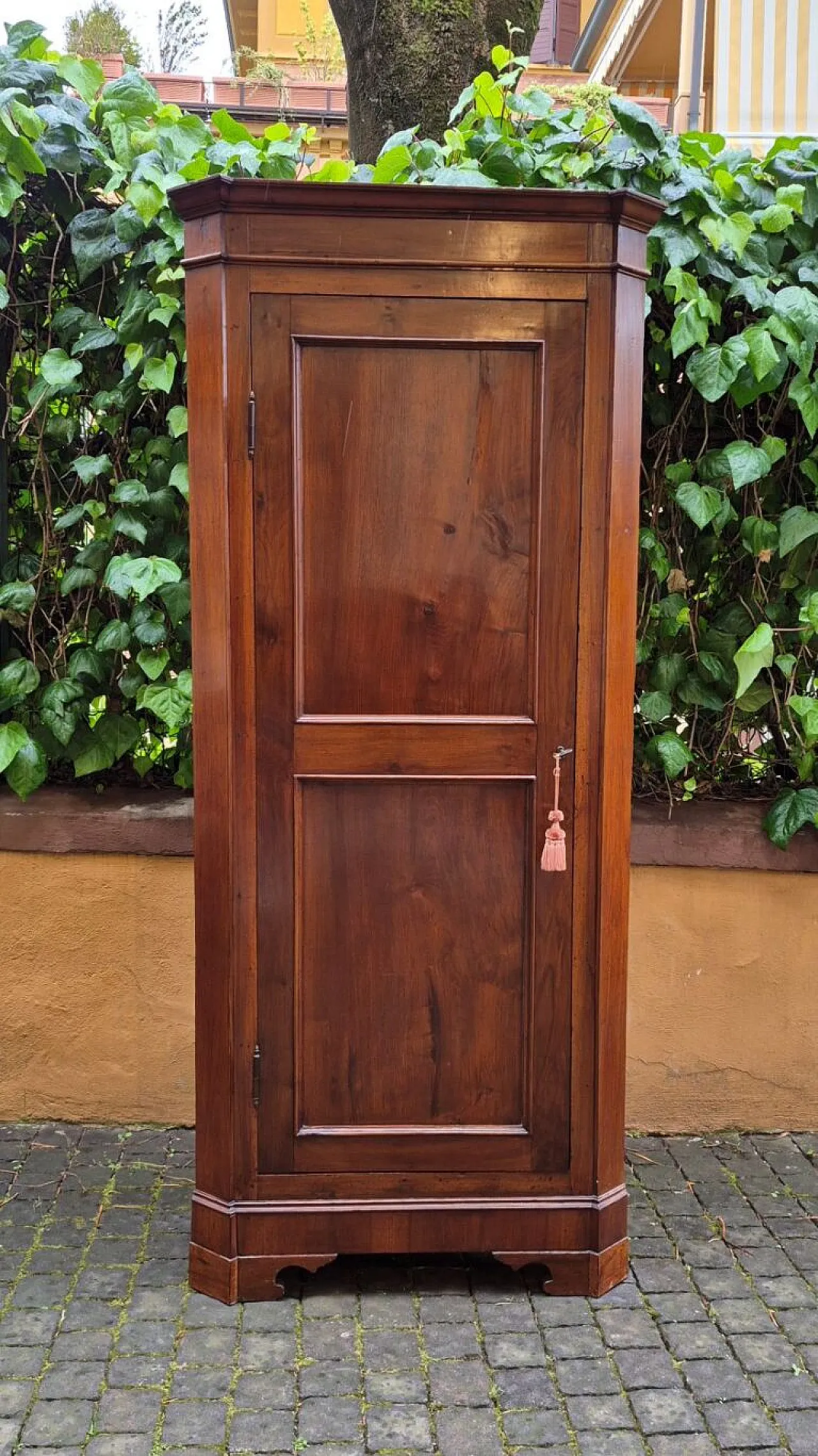 Cantonal walnut cornerboard, late 19th century 1