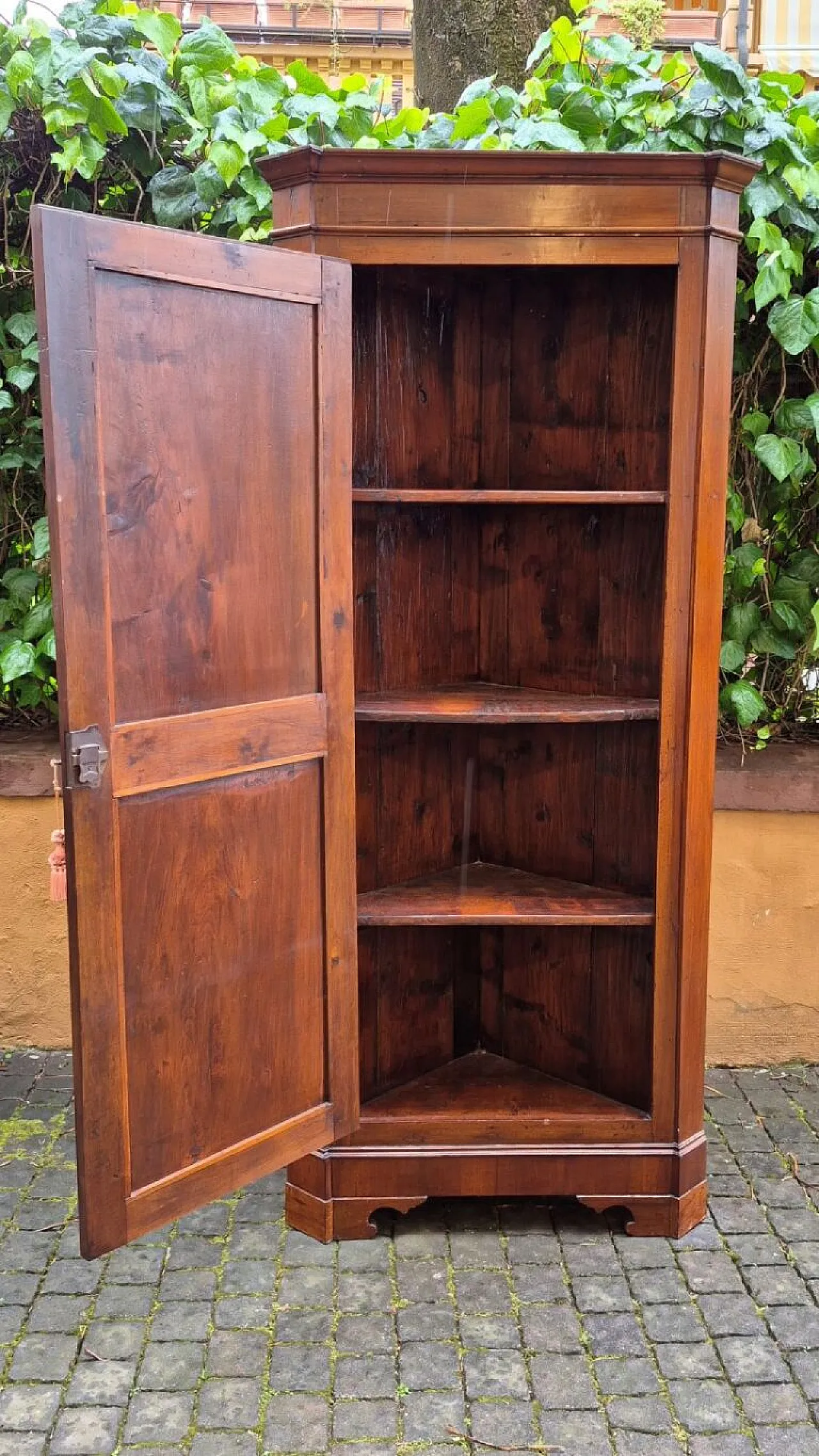 Cantonal walnut cornerboard, late 19th century 2