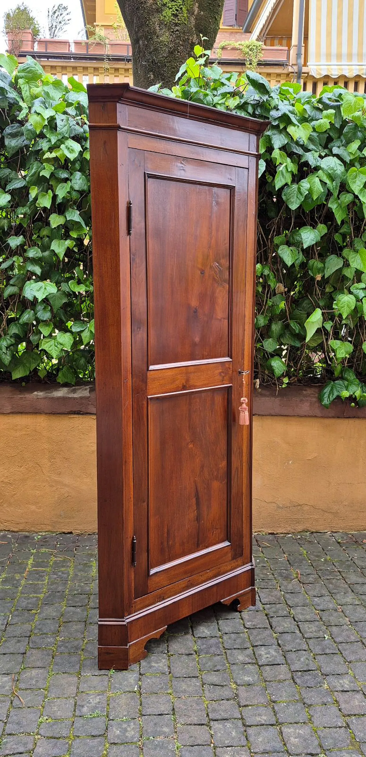 Cantonal walnut cornerboard, late 19th century 5