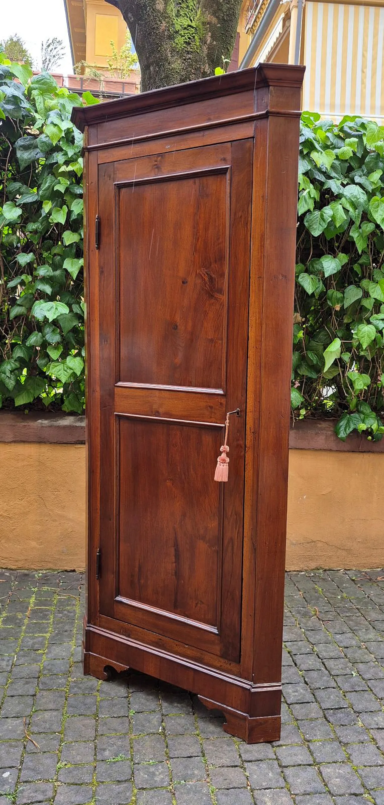 Cantonal walnut cornerboard, late 19th century 6
