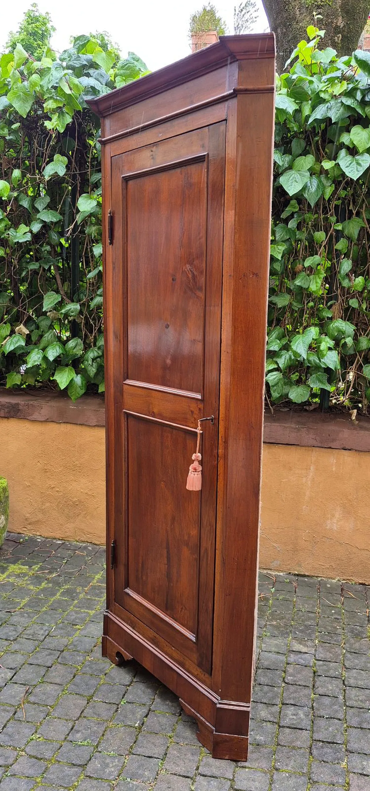 Cantonal walnut cornerboard, late 19th century 7