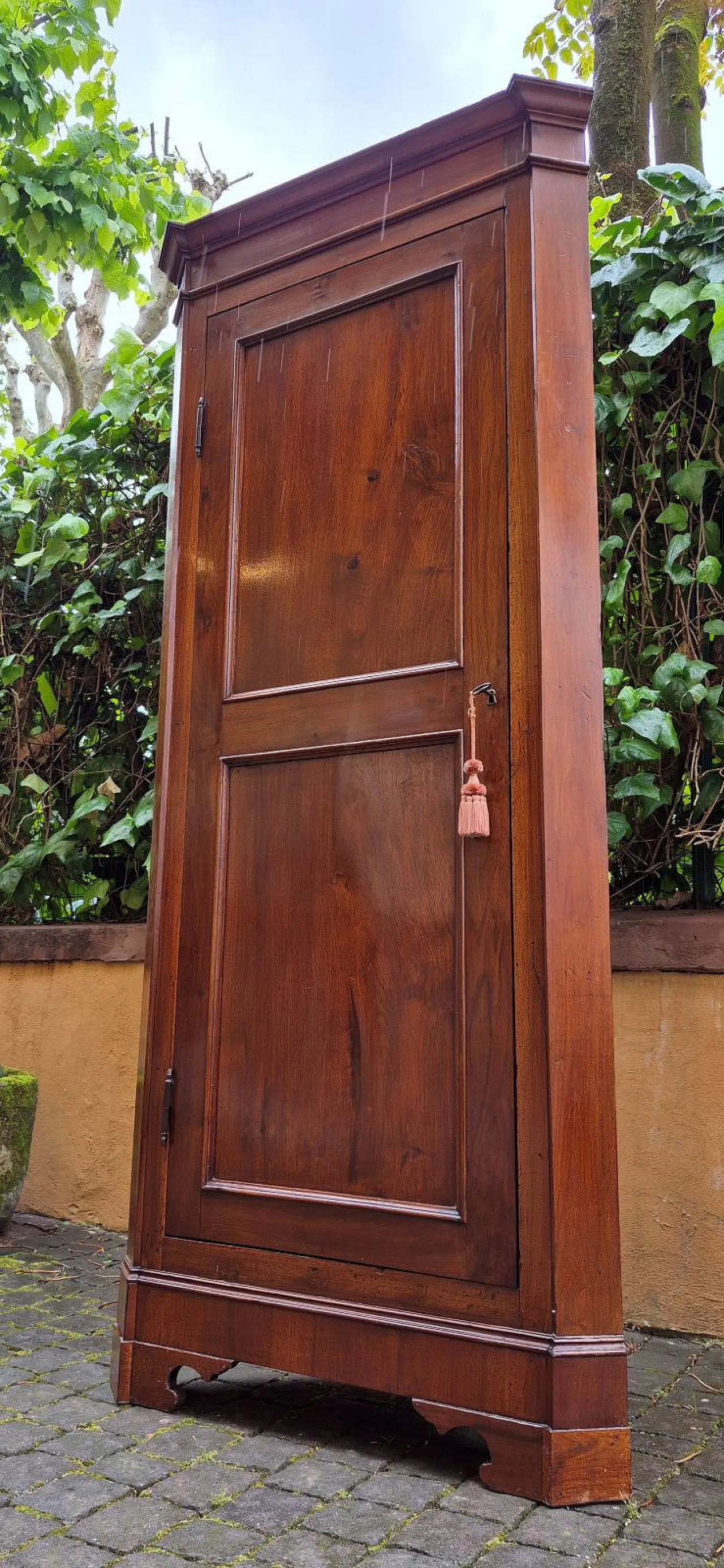 Cantonal walnut cornerboard, late 19th century 10