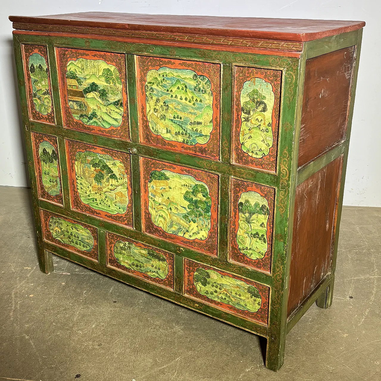 Tibetan sideboard in red and green lacquer, early 20th century 1