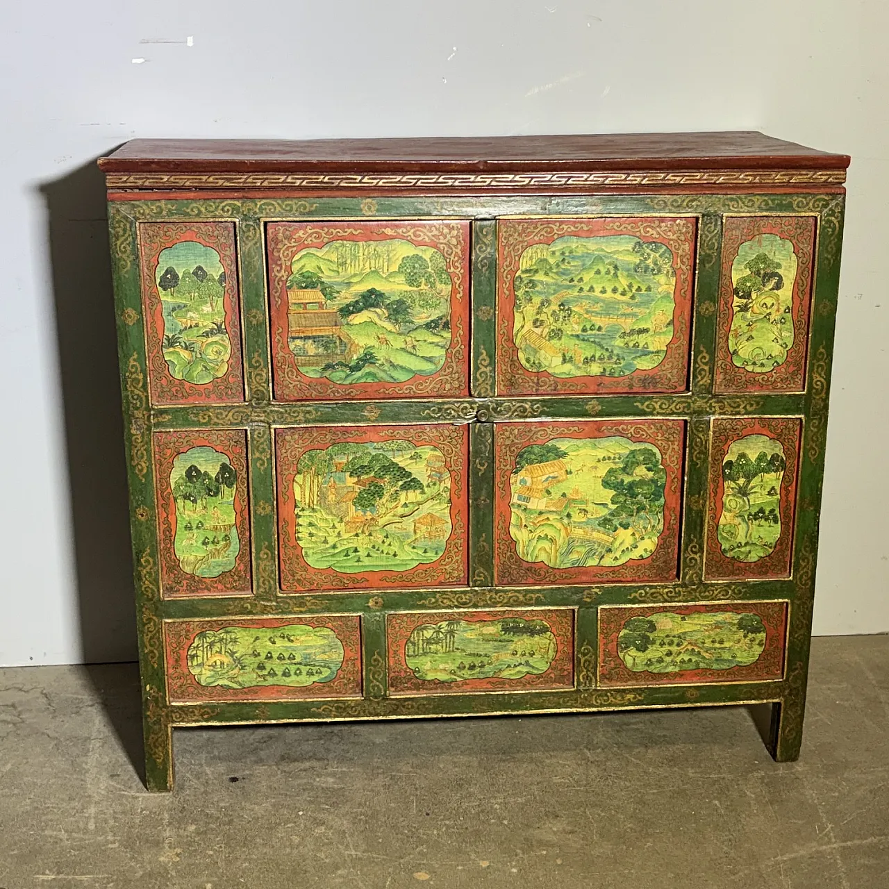 Tibetan sideboard in red and green lacquer, early 20th century 3