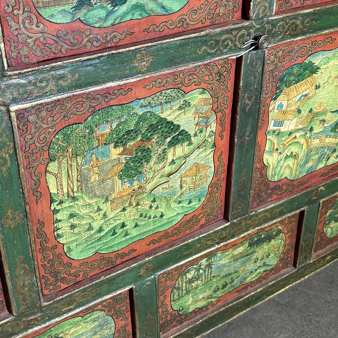 Tibetan sideboard in red and green lacquer, early 20th century 6