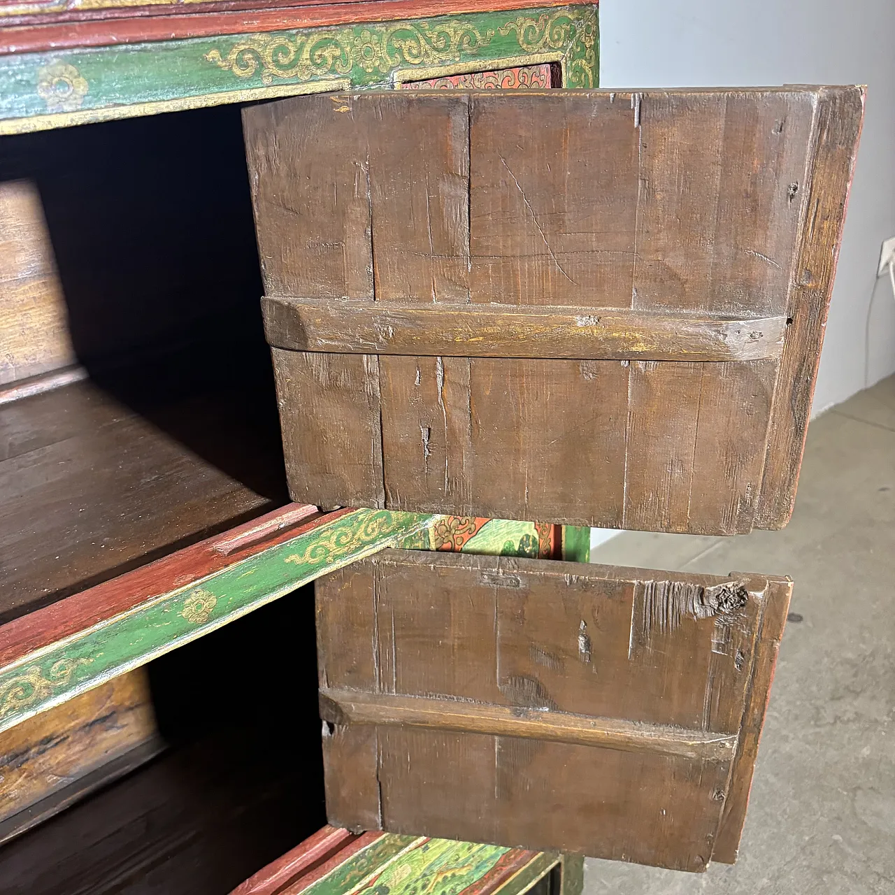 Tibetan sideboard in red and green lacquer, early 20th century 12