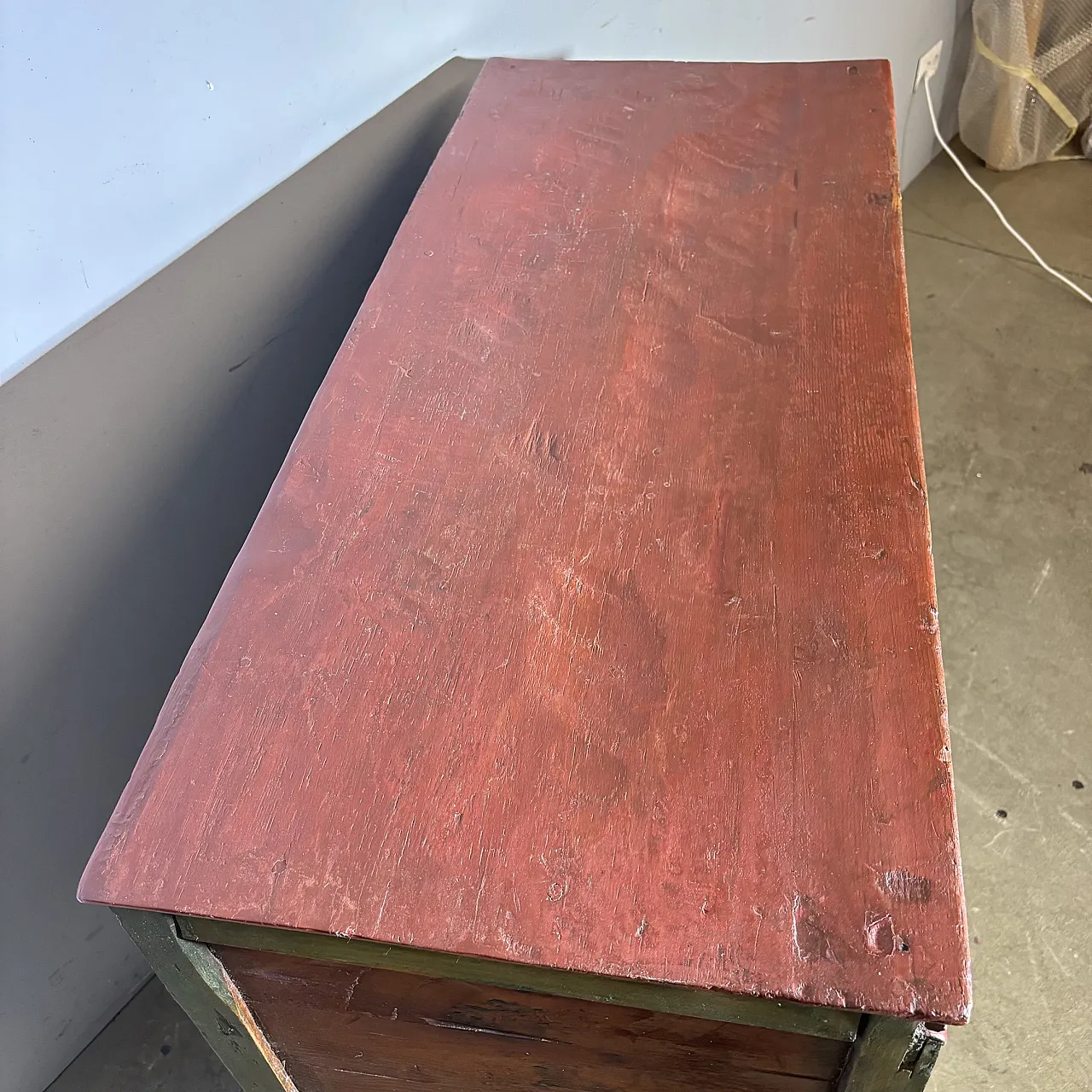 Tibetan sideboard in red and green lacquer, early 20th century 14