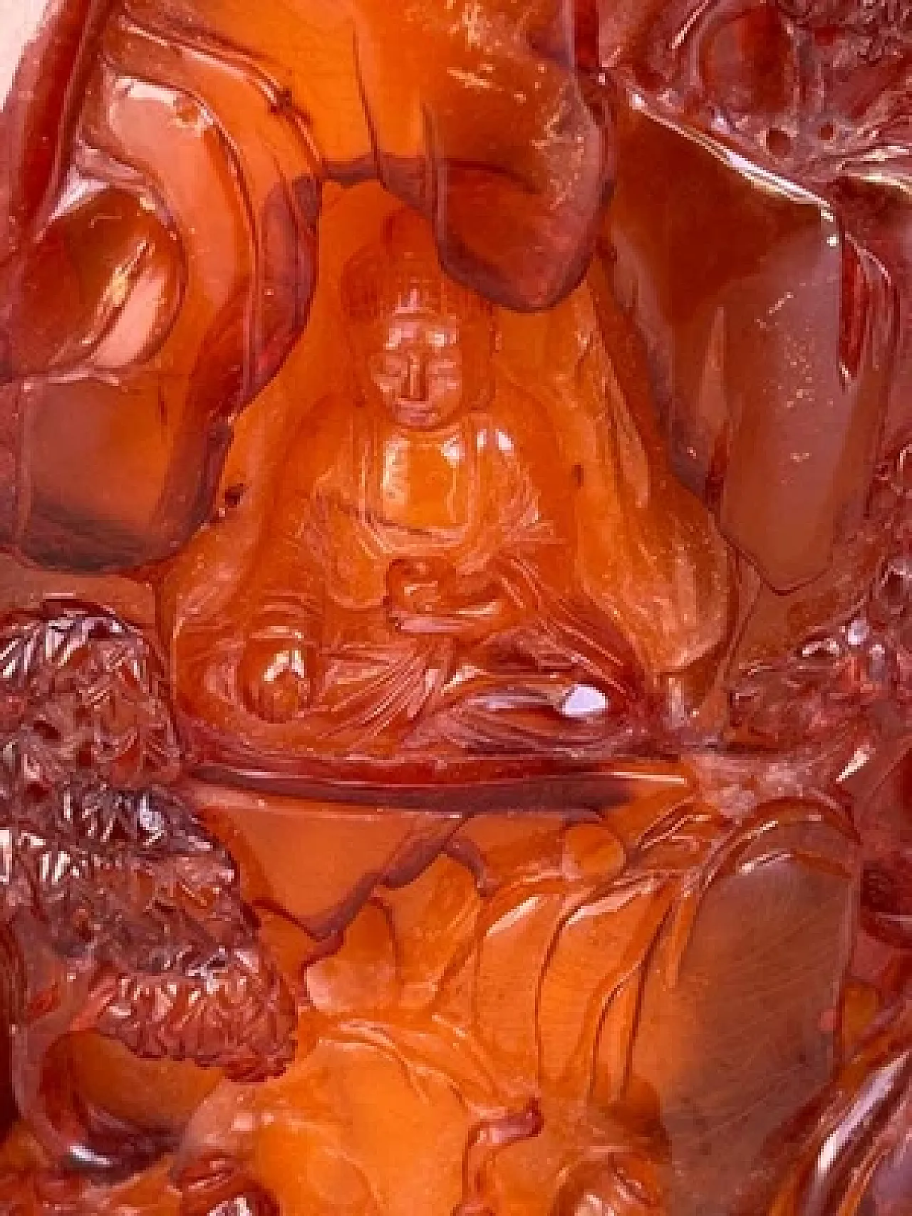 Antico paesaggio cinese scolpito in ambra con Buddha Dinastia Qing 10
