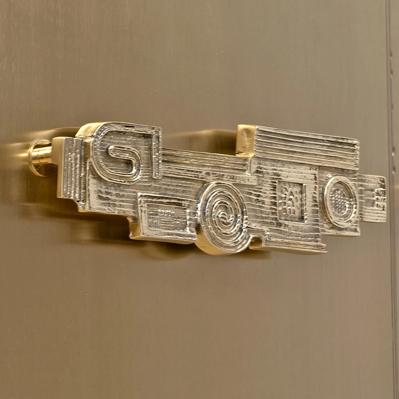 Brass bar cabinet with sculptural cast brass handles, 1980s 8
