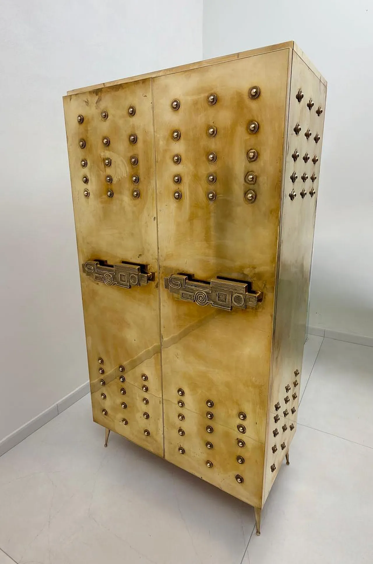 Brass bar cabinet with sculptural cast brass handles, 1980s 10